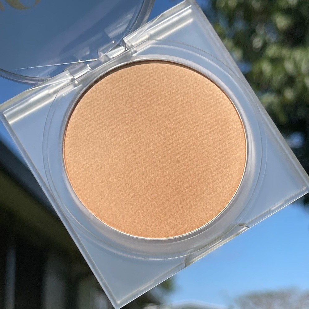 HUDA BEAUTY GloWish Luminous Pressed Powder In 05 Medium